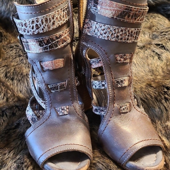 SOLD! Freebird by Steven Tiara Pink Snake Multi Size 7 RARE Heeled Sandals - Picture 4 of 9